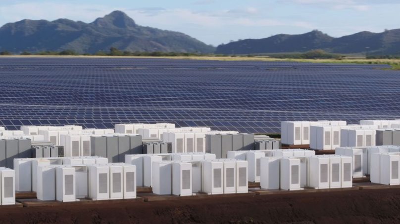 Teslan energiavarasto Hawaijilla myy aurinkosähköä yöllä